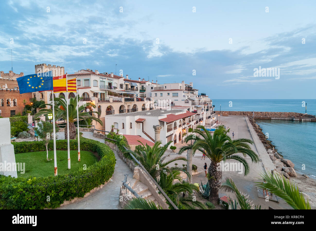 Vista del Roc de Sant Gaietà con il Parlamento, spagnolo e catalano bandiere, tipico villaggio, Roda de Berà, Catalogna, Spagna Foto Stock