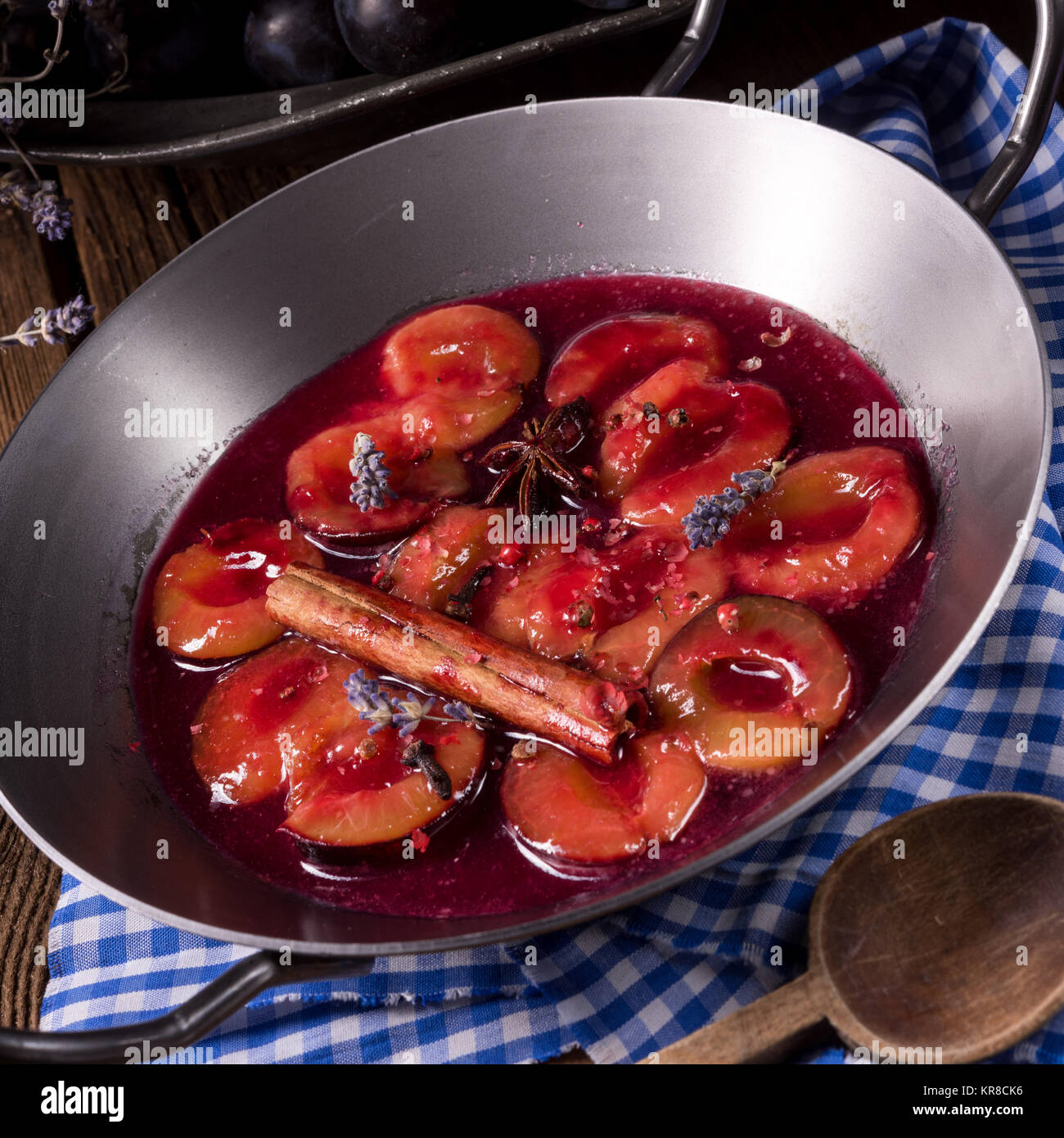 Prugna fresca con salsa di spezie Foto Stock