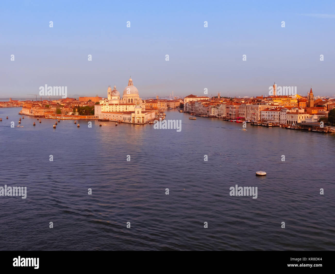 La splendida vista dal Canal Grande su le variopinte facciate delle vecchie case medievali a Venezia Foto Stock