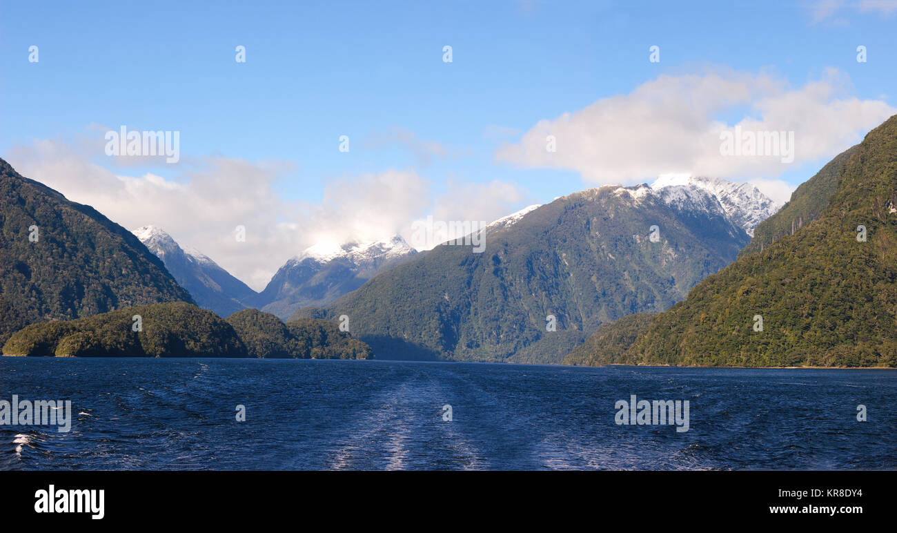 Vista dalla nave's stern cercando in Doubtful Sound Foto Stock