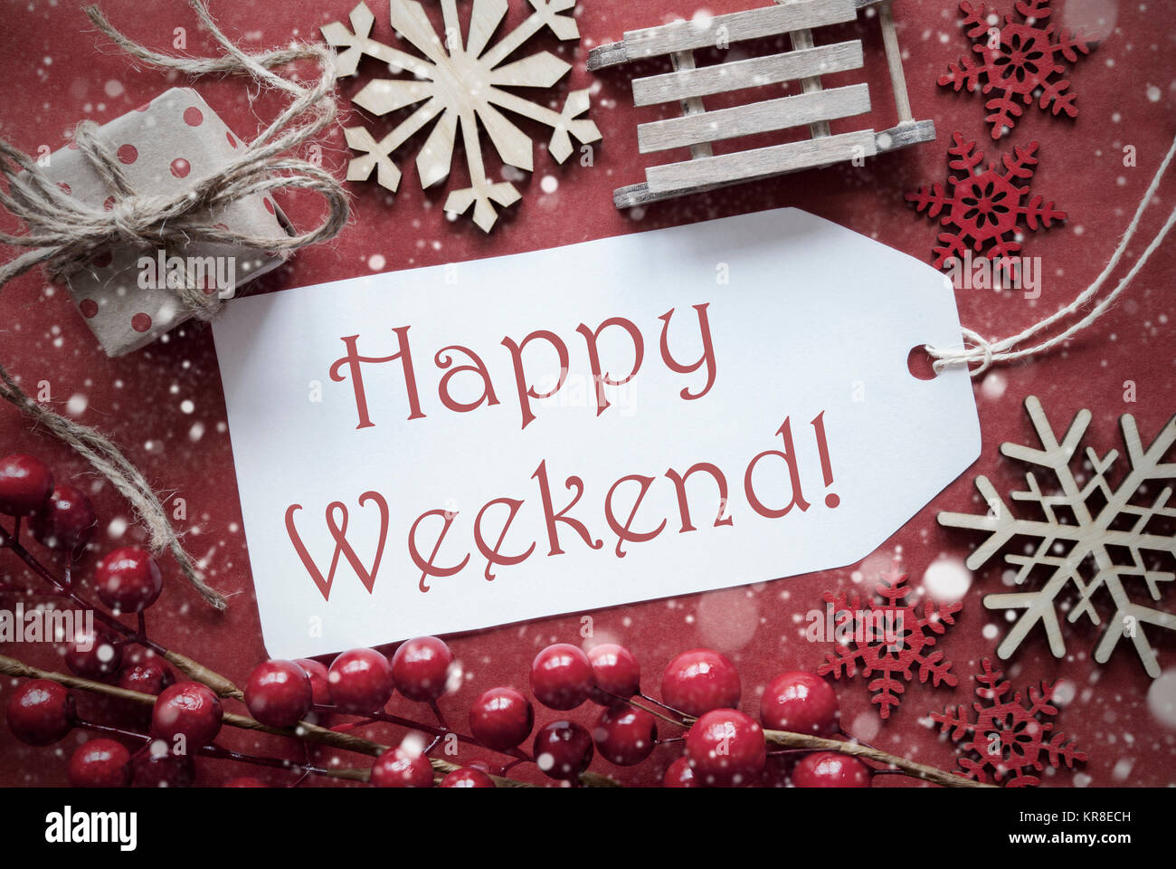 Nostalgico decorazione di Natale come regalo o presente, slitta. Card per i migliori auguri di Buon Natale con carta rossa sullo sfondo. Testo inglese Happy Weekend Foto Stock