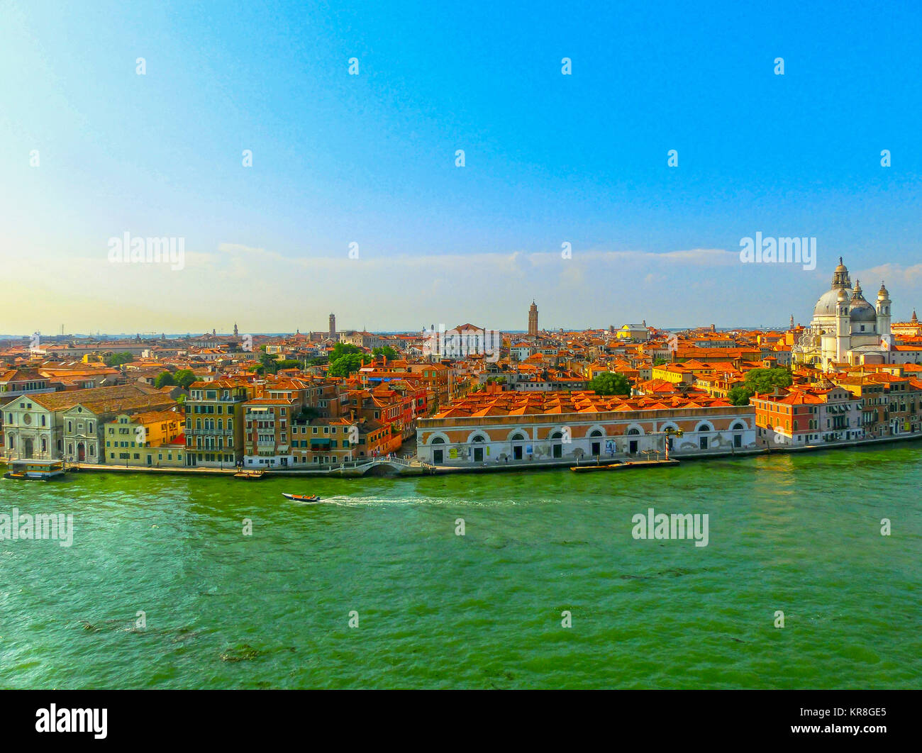 La splendida vista dal Canal Grande su le variopinte facciate delle vecchie case medievali a Venezia Foto Stock