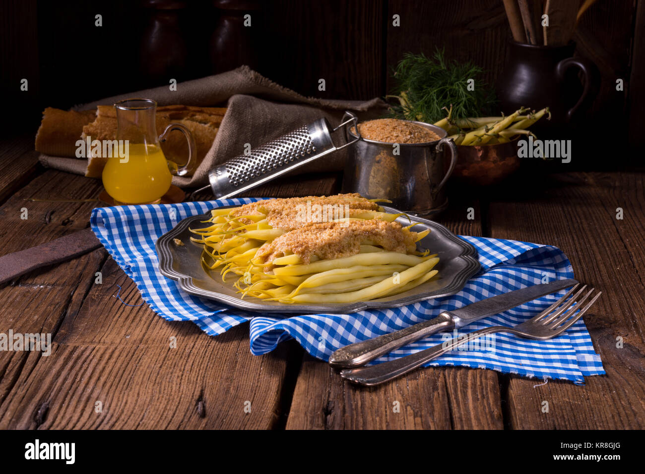 Stringa di giallo bean con pangrattato Foto Stock