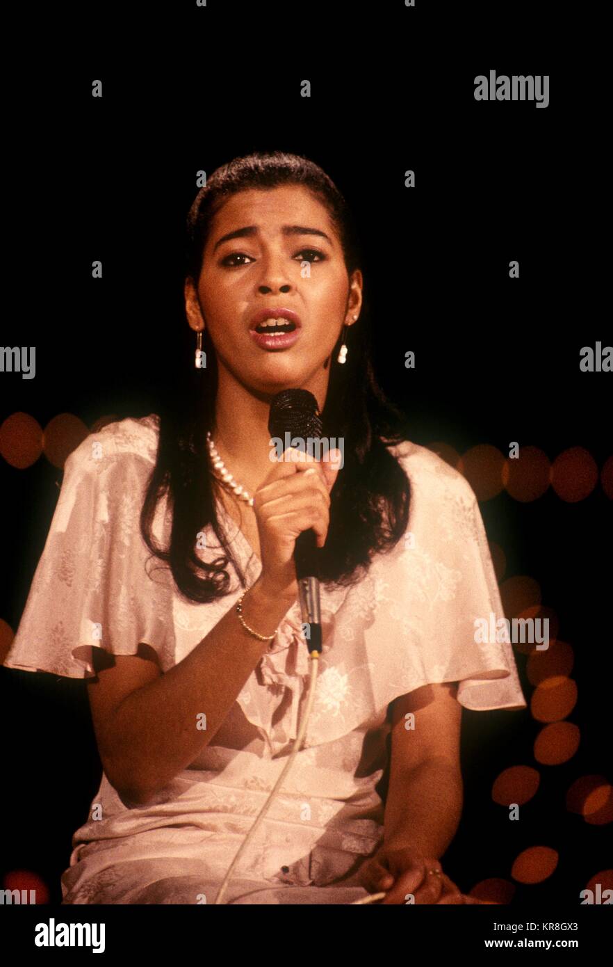 Irene Cara eseguendo la hit 'fuori qui sul mio" dal film "Fama" in oro massiccio, 1980. © RTMcafee / MediaPunch Foto Stock