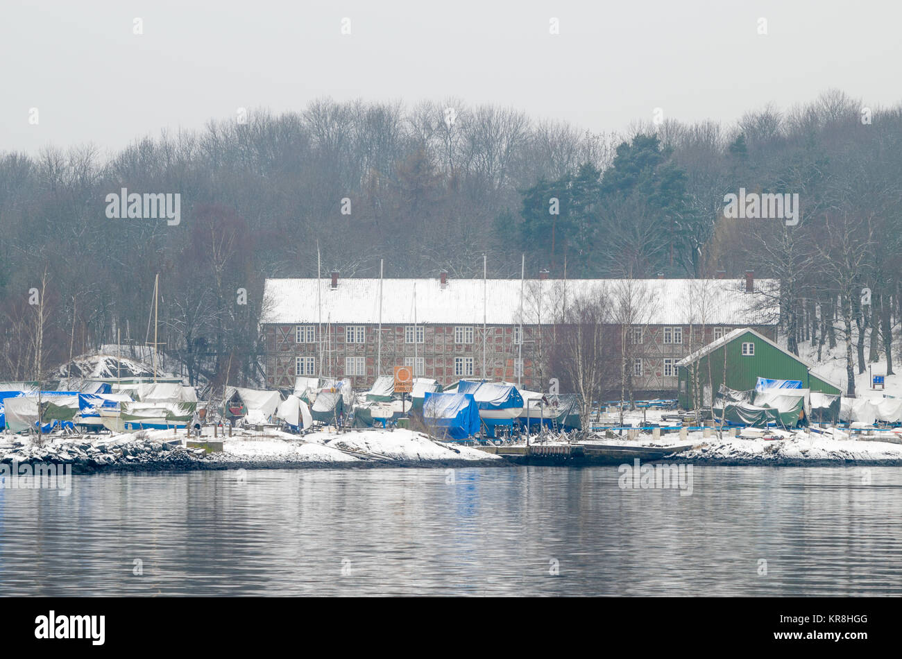 Yachts spostato dall'acqua e coperto di terra stoccaggio invernale in Revierhavnen BÅTFORENING sull isola Hovedoya, Oslofjord, vicino ad Oslo. Foto Stock