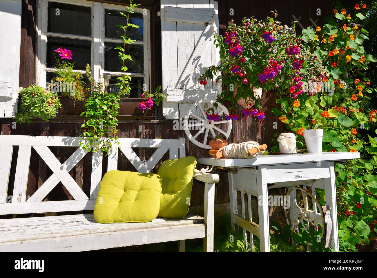 Garden cottage in estate con molti fiori Foto Stock