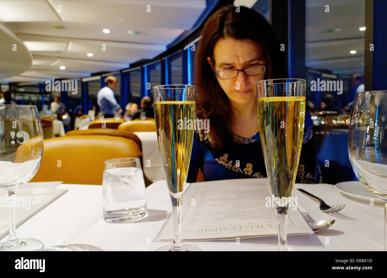 Una signora diner guardando il menù è il Ciel! Il ristorante rotante in città Qiebec Foto Stock