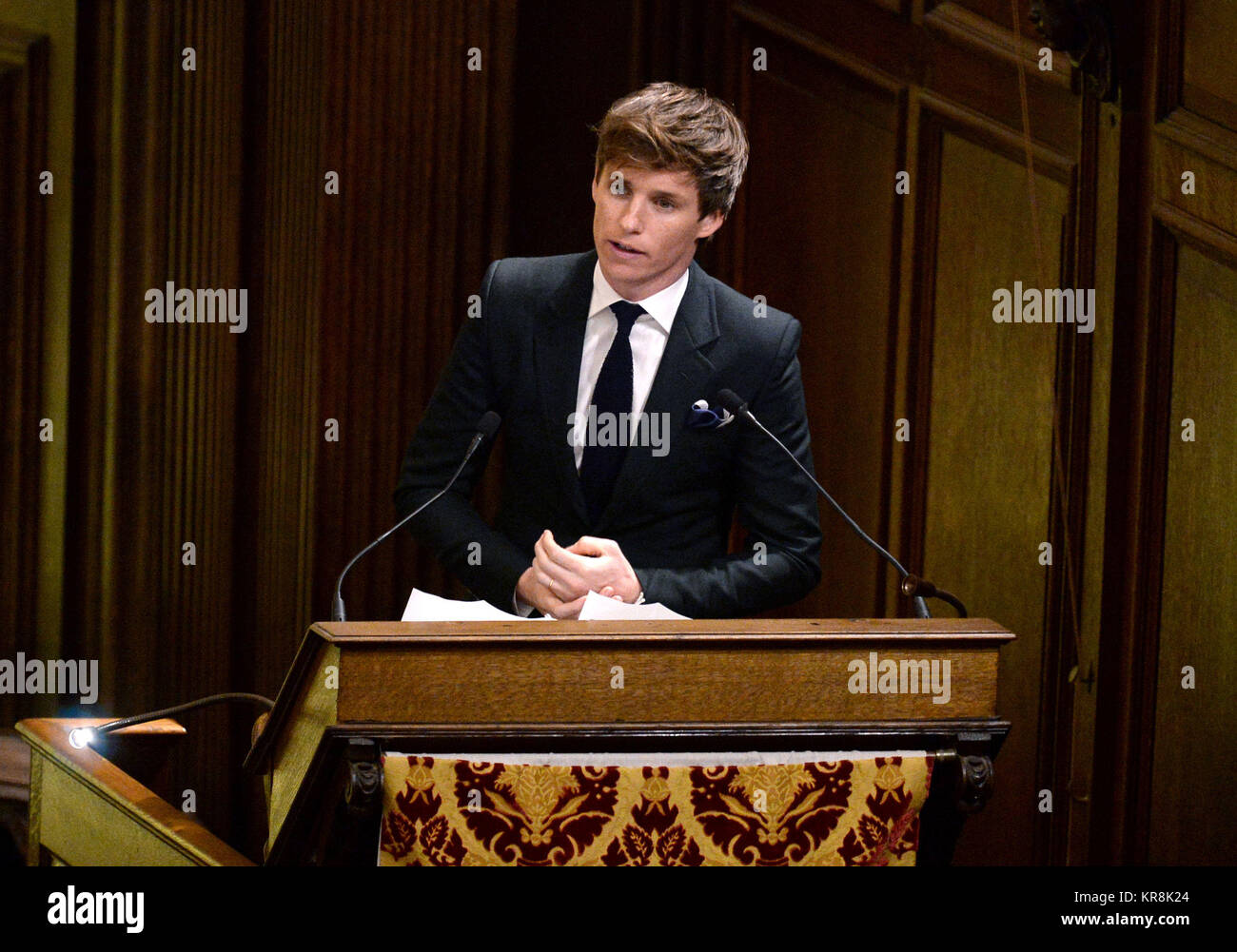 Eddie Redmayne parlando al Motor neurone associazione malattia Carol concerto presso la Cappella Wren, il Royal Hospital Chelsea. Foto Stock
