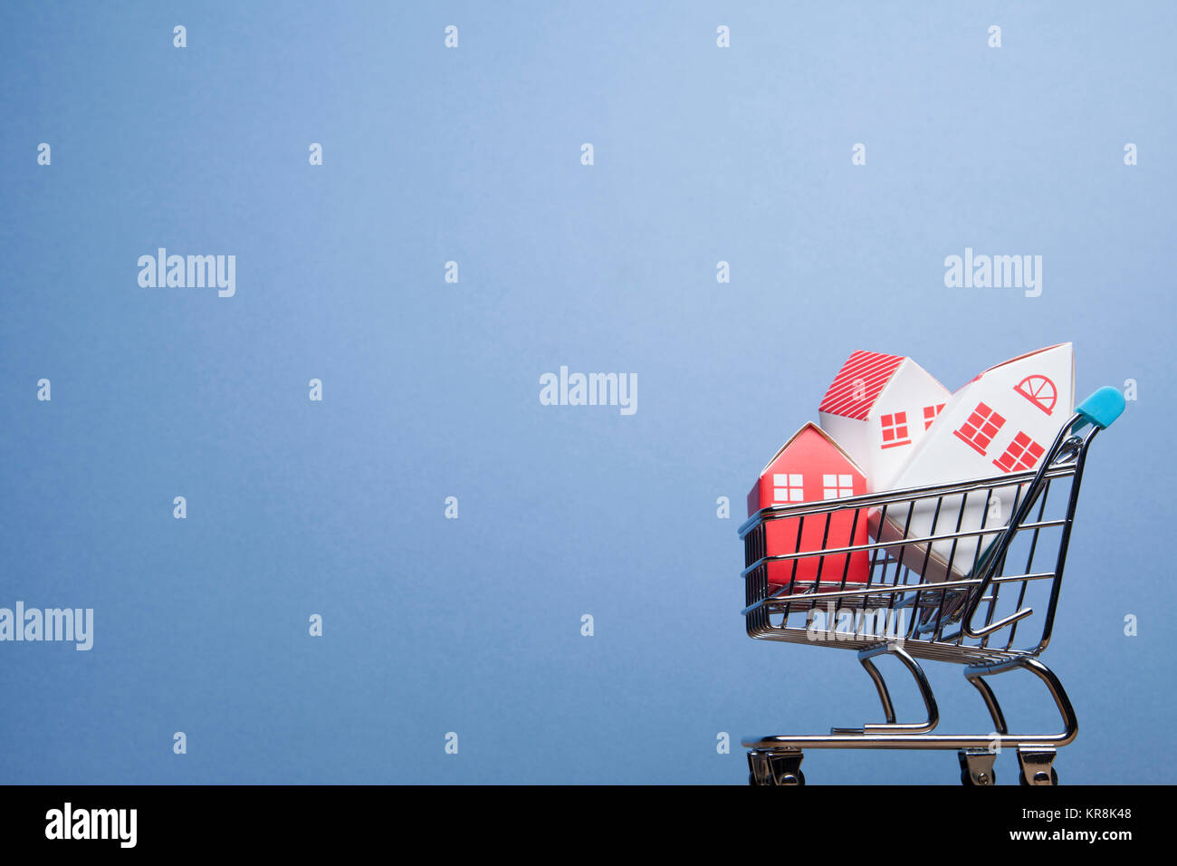 Acquisto di una casa di concetto. Casa modello in un carrello della spesa Foto Stock