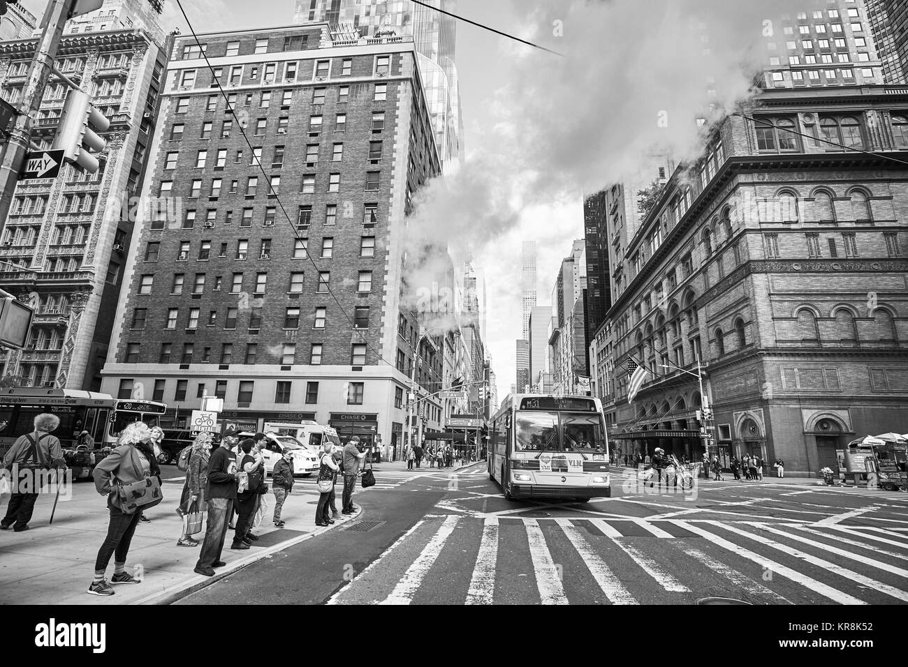 New York, Stati Uniti d'America - 26 Maggio 2017: la gente in attesa di attraversare la strada alla settima avenue e West 57th Street intersezione. Foto Stock