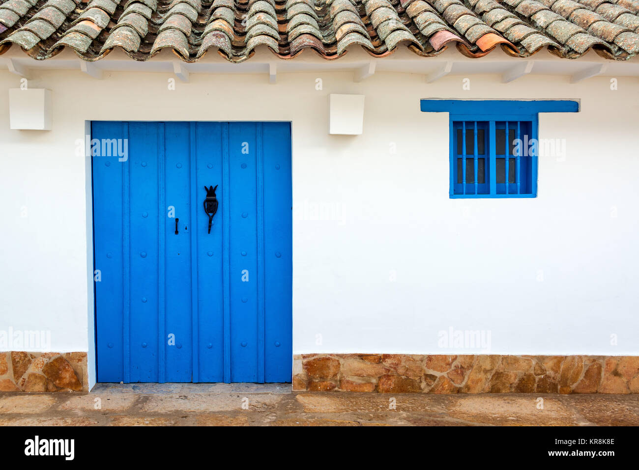 Edificio in stile coloniale e porta blu Foto Stock
