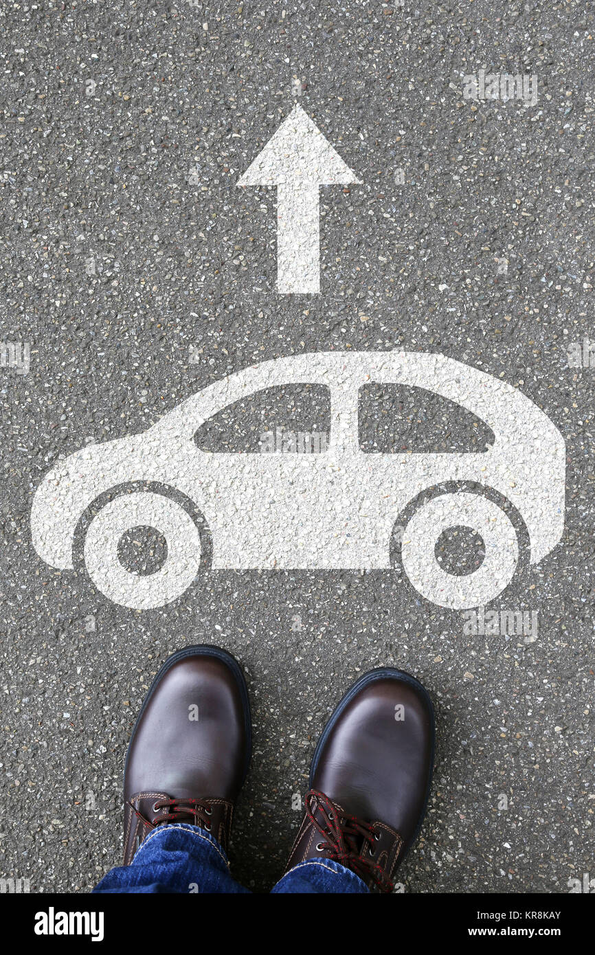 Un uomo l'automobile veicolo di mobilità su strada Foto Stock
