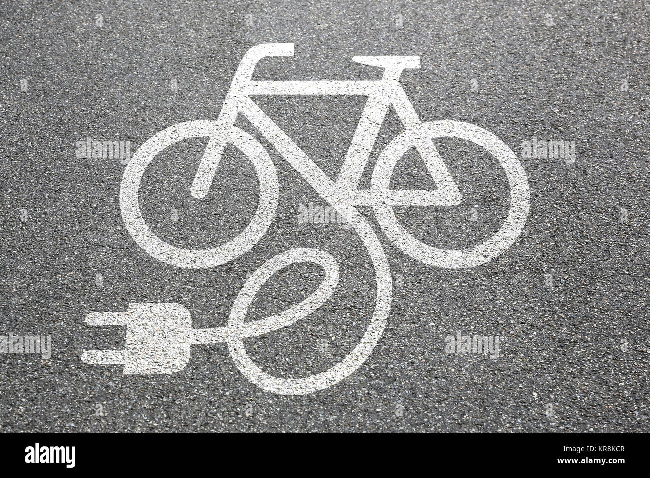 E-bike ebike e bike pedelec elettro bicicletta pedalando ambiente cittadino rispettosi dell'ambiente Foto Stock