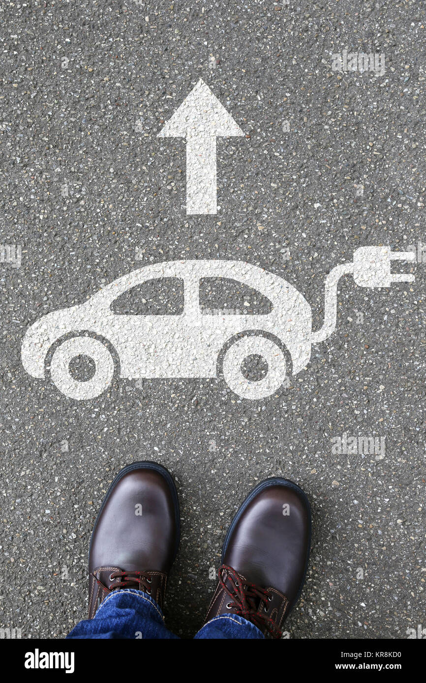 Un uomo l'auto elettrica auto elettrica veicolo ambiente traffico rispettosi dell'ambiente Foto Stock