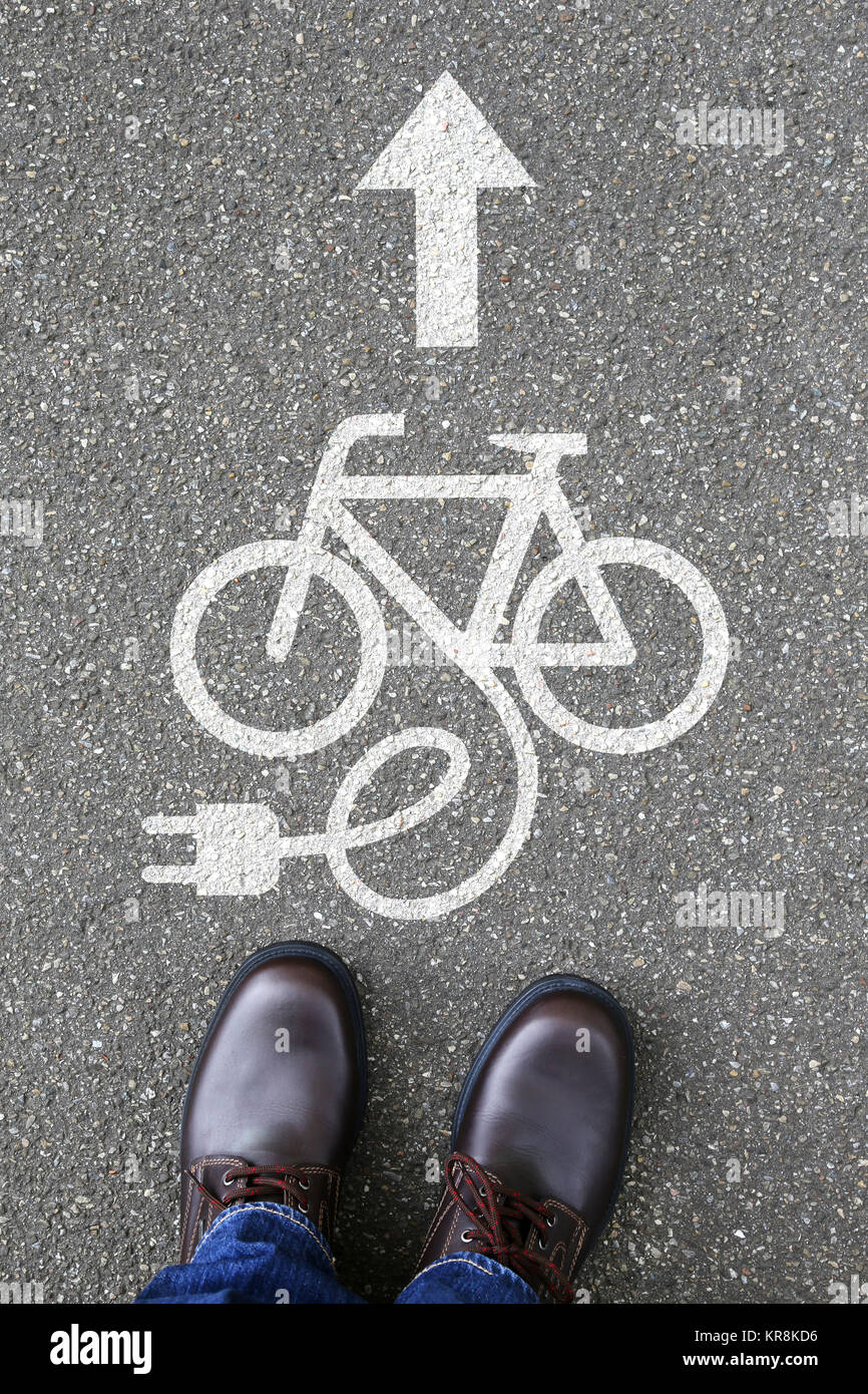 Un uomo l'e-bike ebike e pedelec bike bicicletta elettrica ambiente ecologico Foto Stock