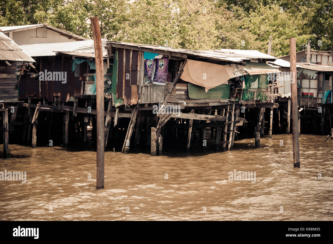 Poveri case di legno a Bangkok, in Thailandia Foto Stock