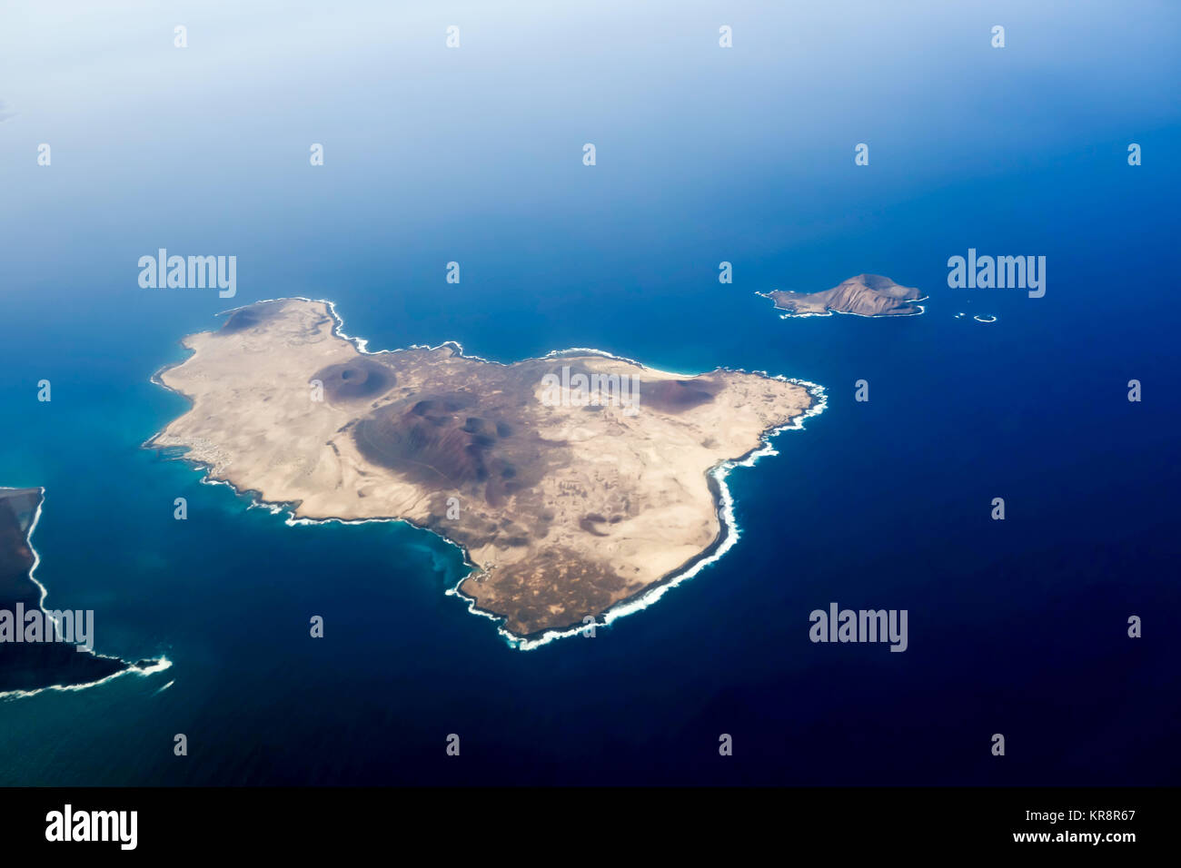 LANZAROTE, Spagna - 11 Nov 2017: Una veduta aerea di La Graciosa island con una piccola isola abitano chiamato Montana Clara. Foto Stock