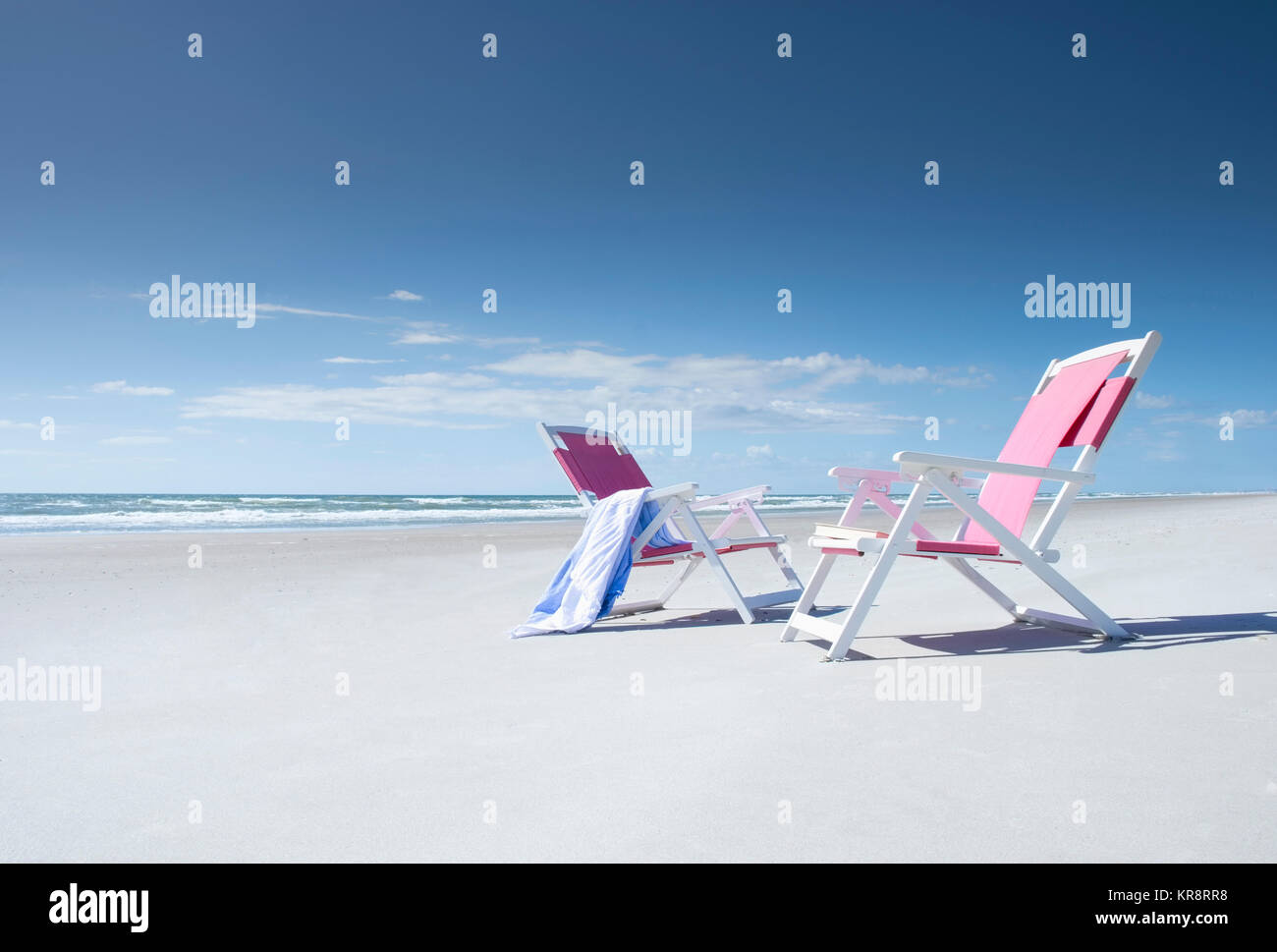 Due sedie a sdraio sulla spiaggia vuota Foto Stock