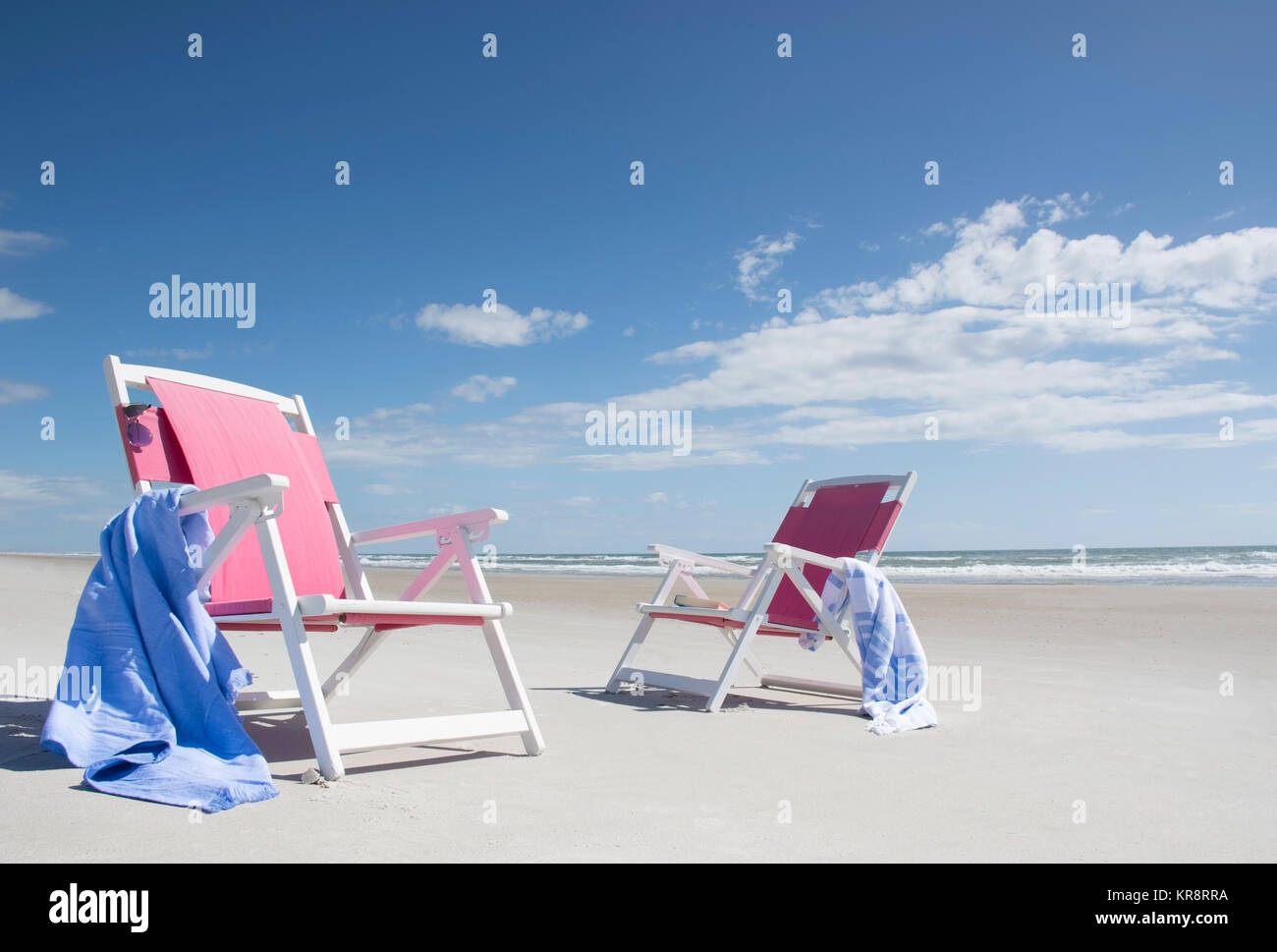 Due sedie a sdraio sulla spiaggia vuota Foto Stock