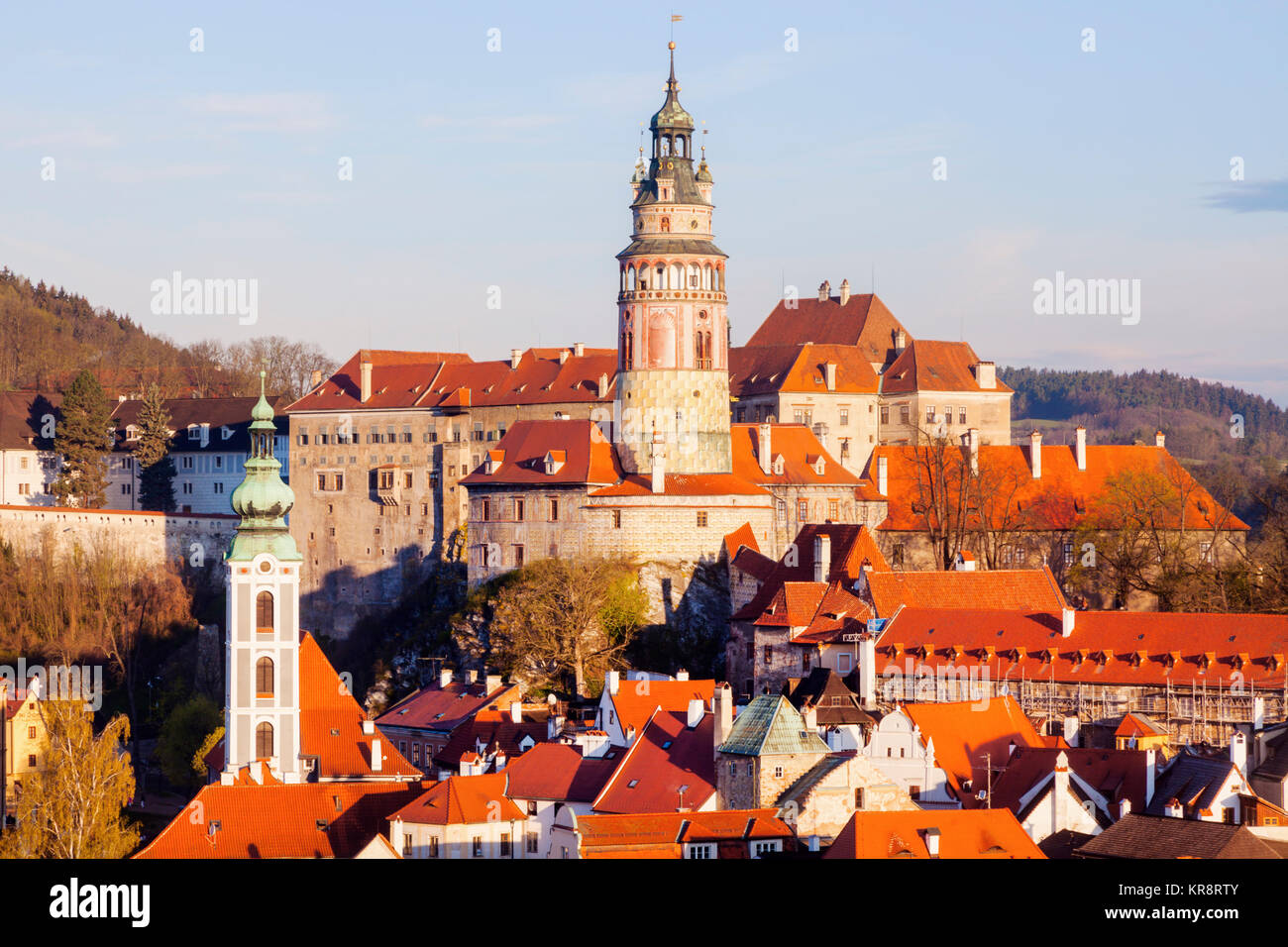 Repubblica ceca, Boemia del Sud, Cesky Krumlov, villette a schiera e castello in background Foto Stock