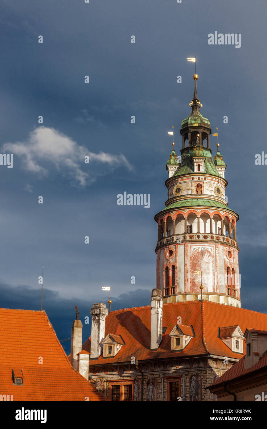 Repubblica ceca, Boemia del Sud, Cesky Krumlov, Castello della torre contro le nuvole di tempesta Foto Stock
