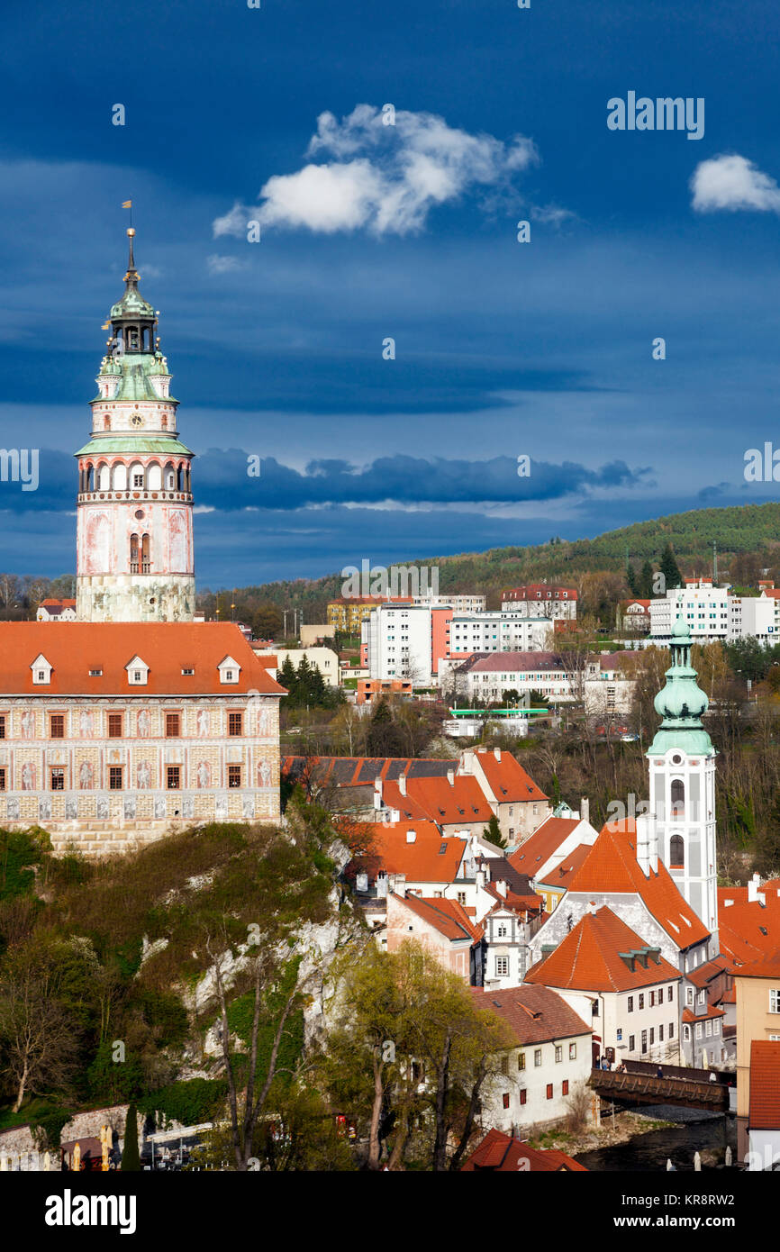 Repubblica ceca, Boemia del Sud, Cesky Krumlov, Castello contro le nuvole di tempesta Foto Stock