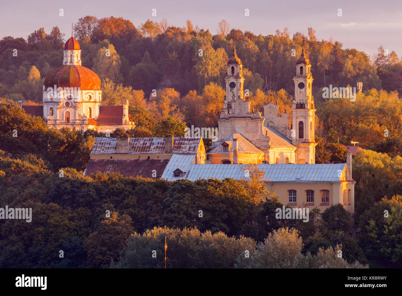 La Lituania, Vilnius, vista la mattina di chiese tra alberi Foto Stock
