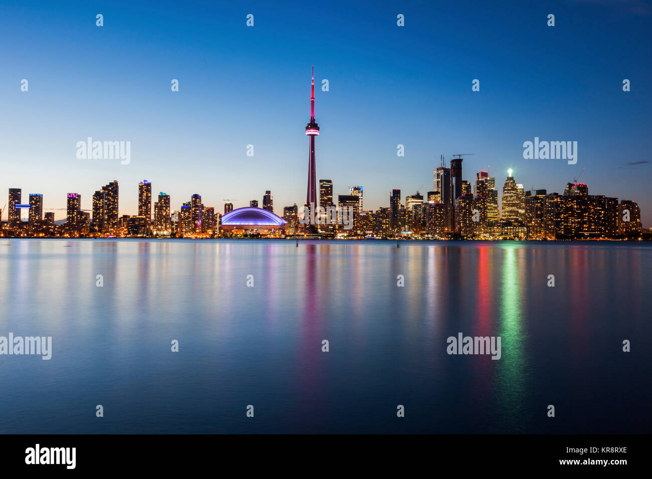 Canada Ontario, Toronto, città moderna riflessa nell'acqua Foto Stock