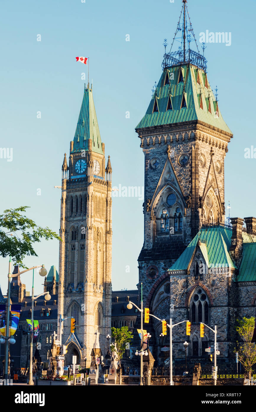 Canada Ontario, Ottawa, il palazzo del Parlamento contro il cielo chiaro Foto Stock
