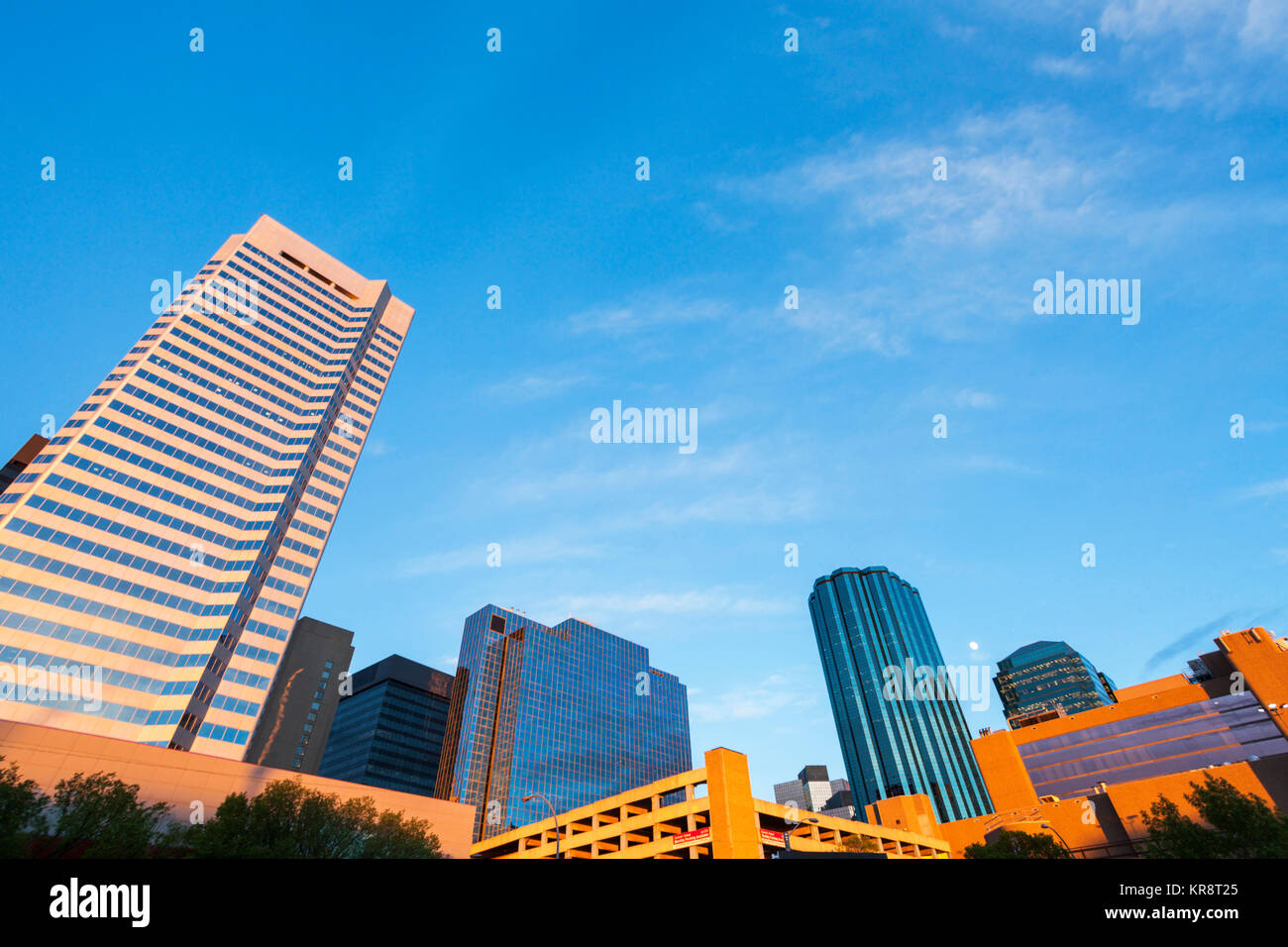 Canada, Alberta, Edmonton, blu cielo di grattacieli Foto Stock
