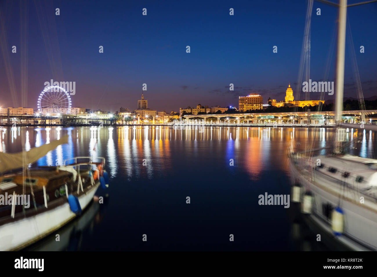 Spagna, Andalusia, Siviglia, fronte mare con barche a vela in primo piano Foto Stock