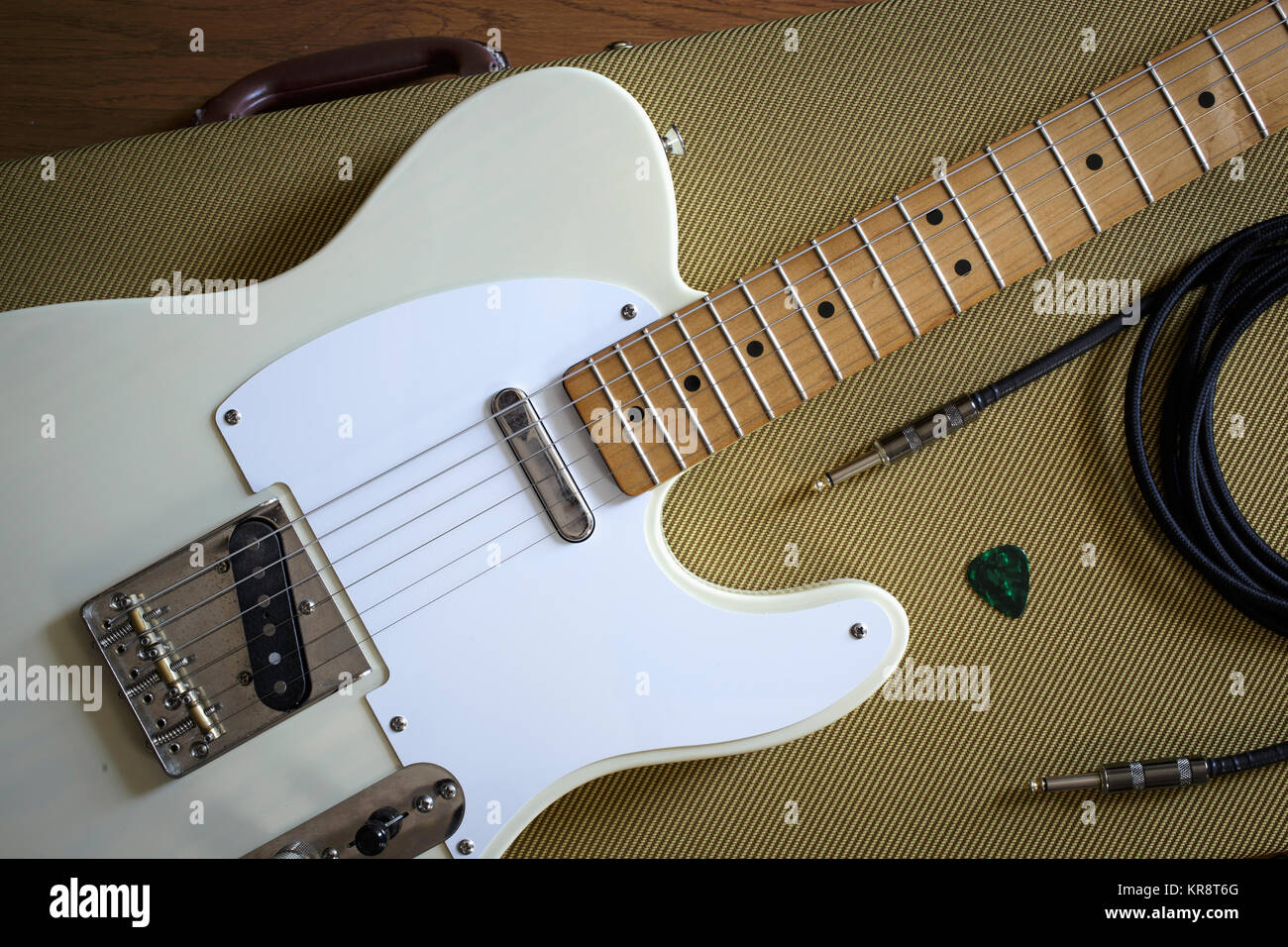 Fender Telecaster e attrezzature musicali giacente sul caso di chitarra Foto Stock