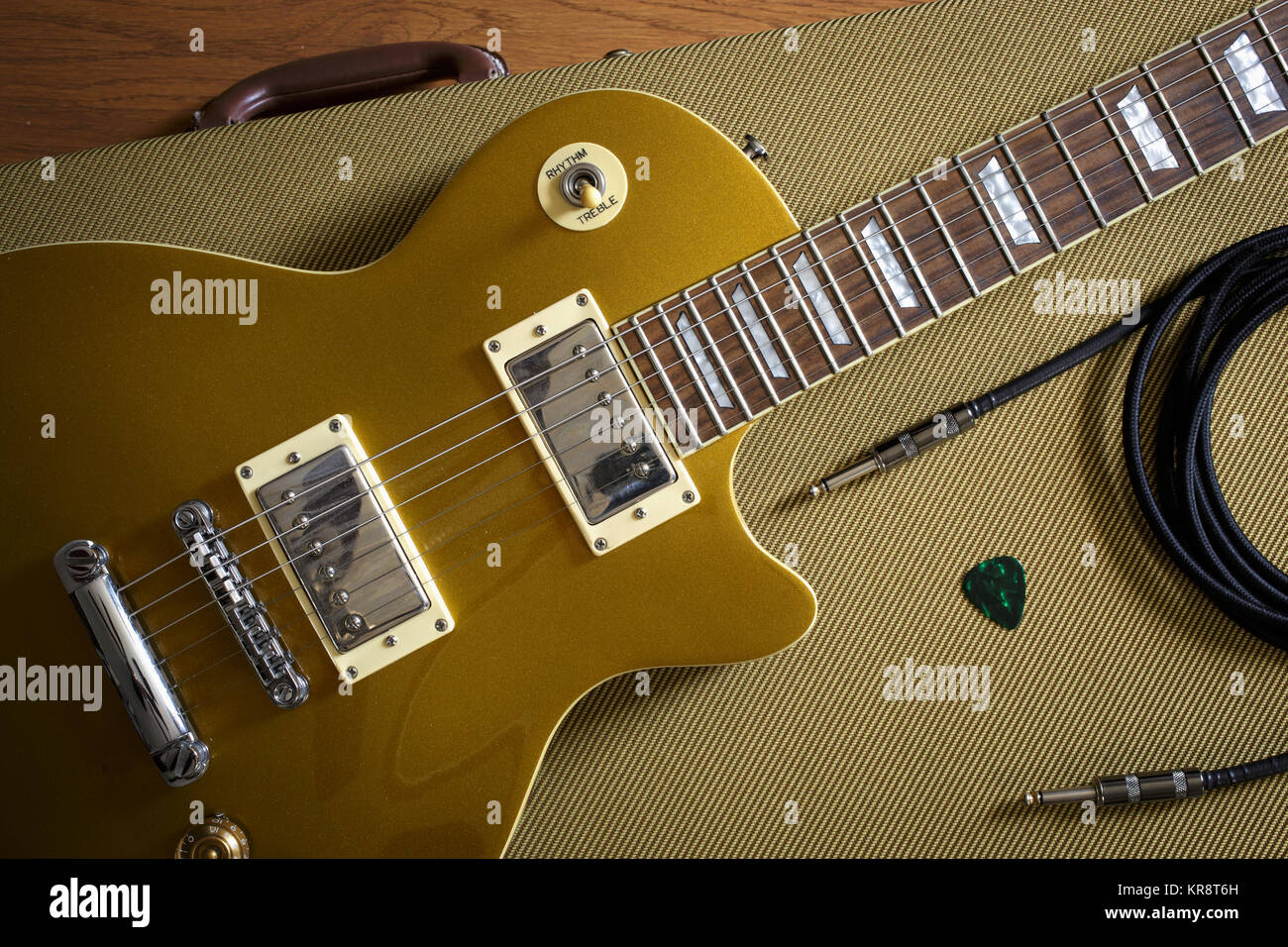 Gibson Les Paul e attrezzature musicali giacente sul caso di chitarra Foto Stock