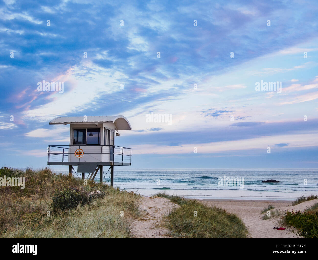 Australia, Nuovo Galles del Sud, Lifeguard hut contro moody sky Foto Stock