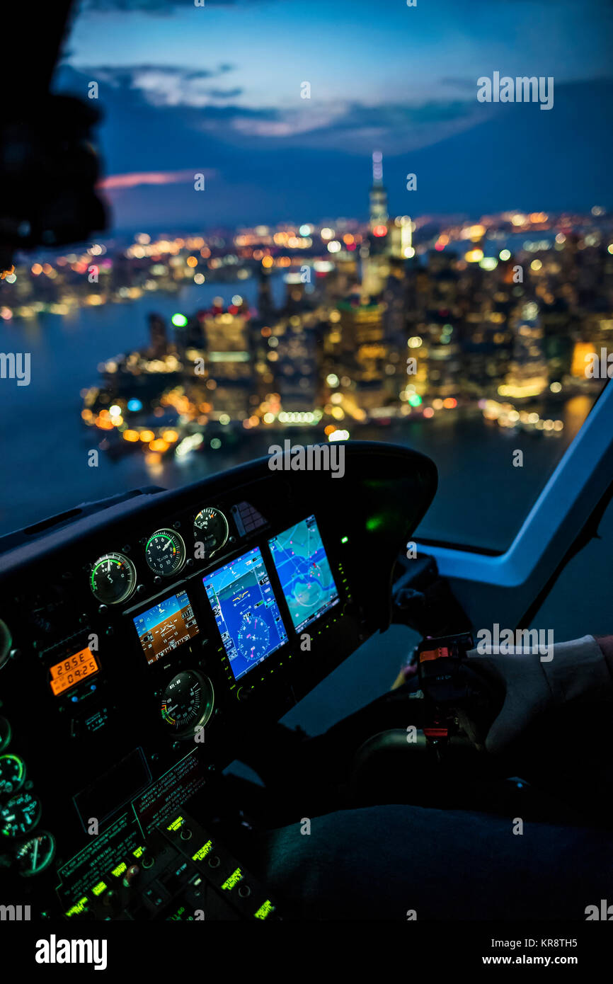 Stati Uniti d'America, New York New York City, la città di notte visto da un elicottero Foto Stock