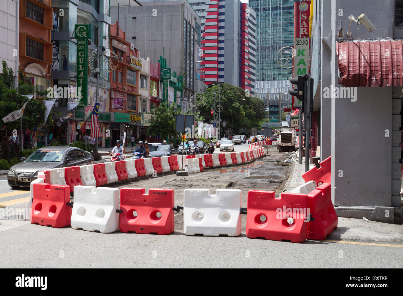 Strada sotto la riparazione di Kuala Lumpur in Malesia. Foto Stock