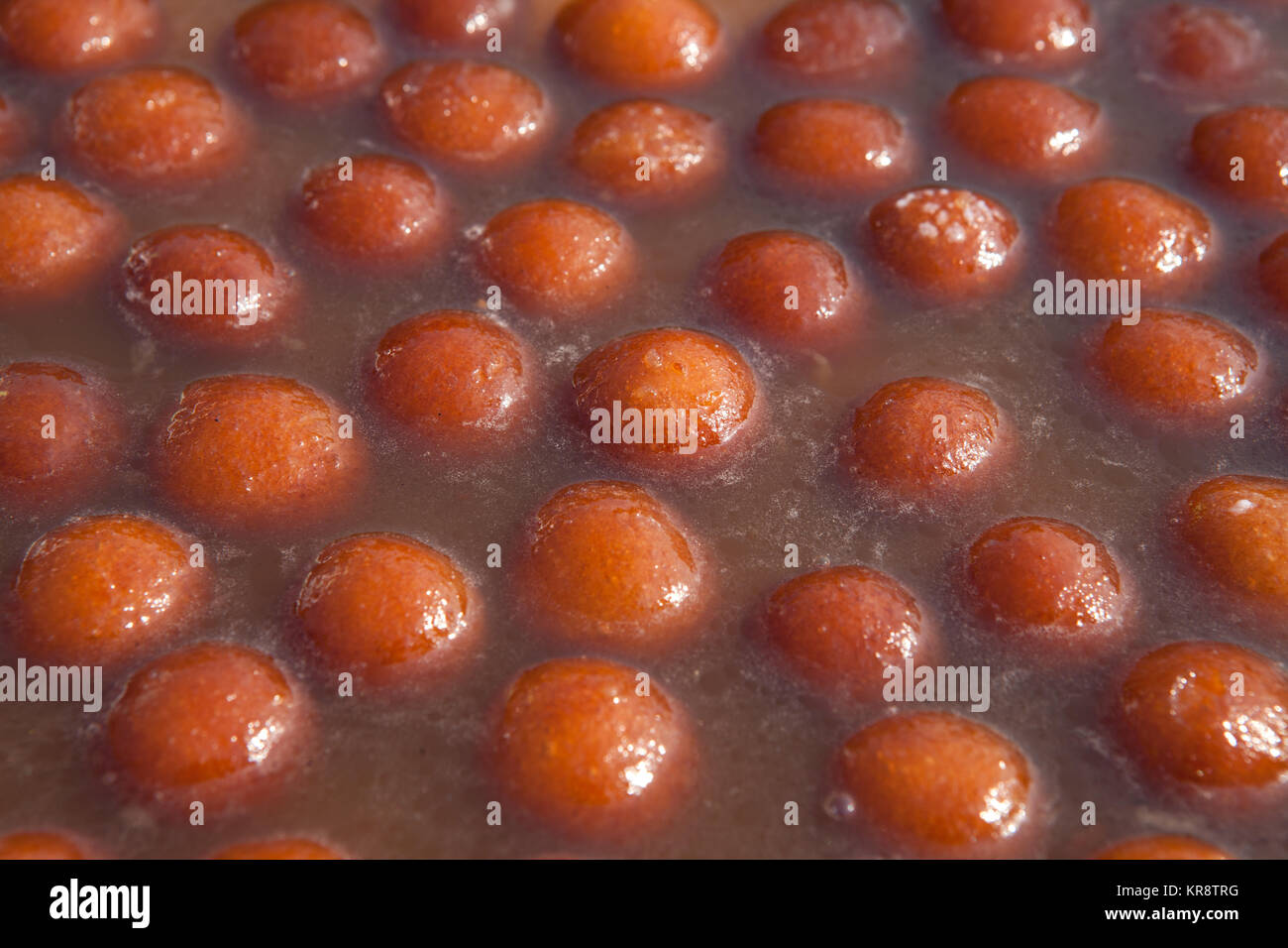 Visualizzazione di Gulab Jamun a uno stallo del mercato nella città vecchia di New Delhi, India Foto Stock