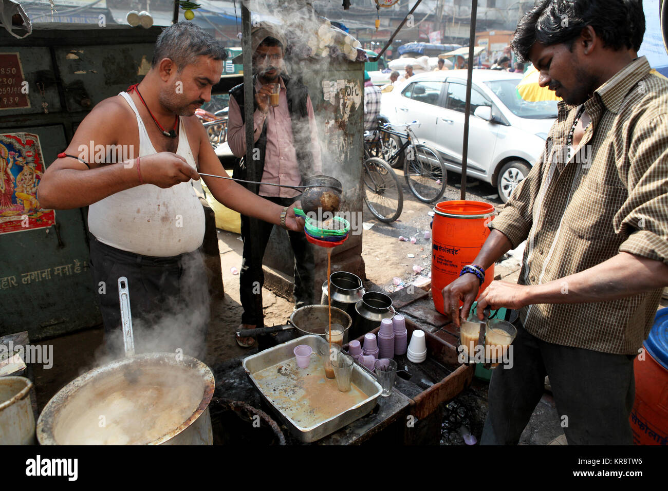 Chai venditore in Chandni Chowk, Delhi Foto Stock