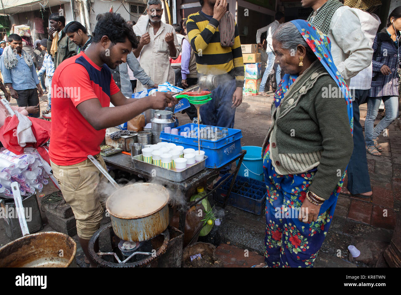 Chai venditore in Chandni Chowk, Delhi Foto Stock