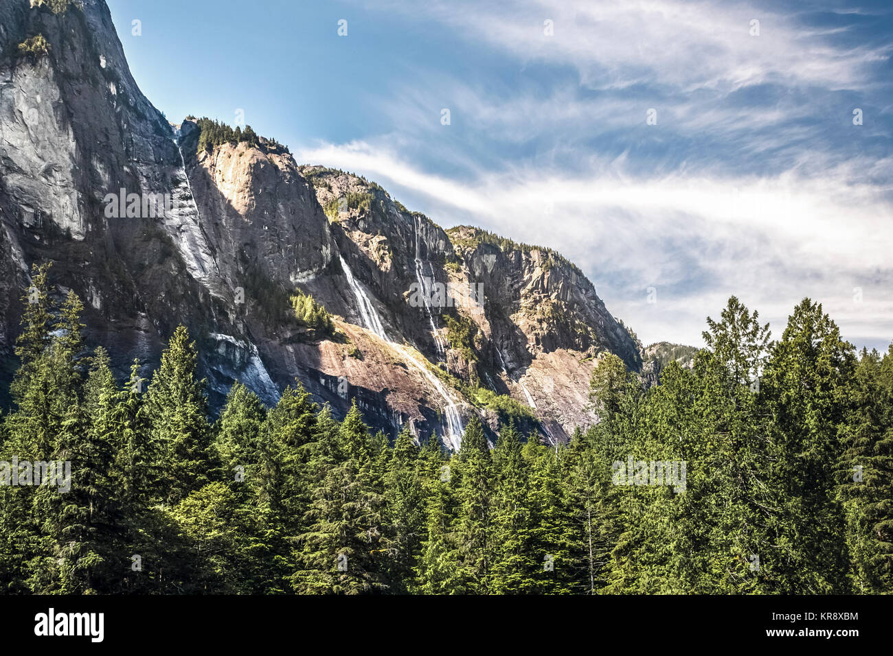 Bellissime cascate precipitano verso il basso ripida montagna si affaccia in Princess Louisa ingresso; amont loro sono James Bruce cade, Nord America's massima misurata scende. Foto Stock