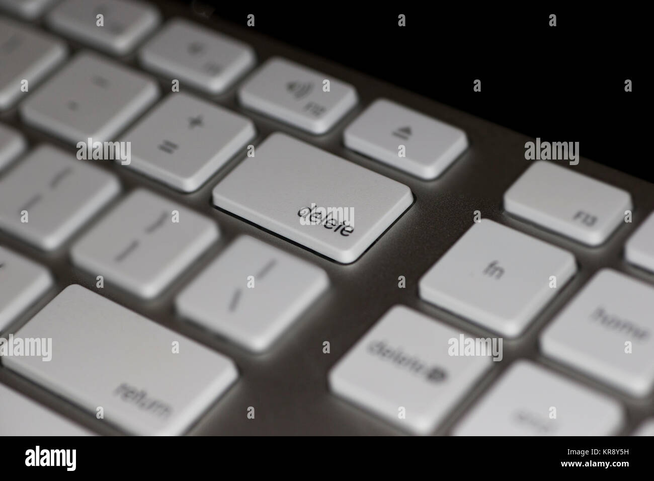 Vista dettagliata del tasto Canc sulla tastiera del computer con tasti bianchi su sfondo scuro Foto Stock