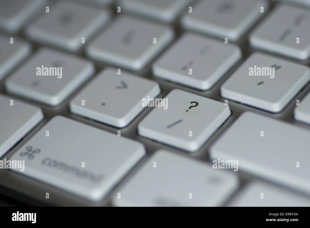 Vista dettagliata del punto interrogativo chiave sul computer tastiera con tasti bianchi su sfondo scuro Foto Stock