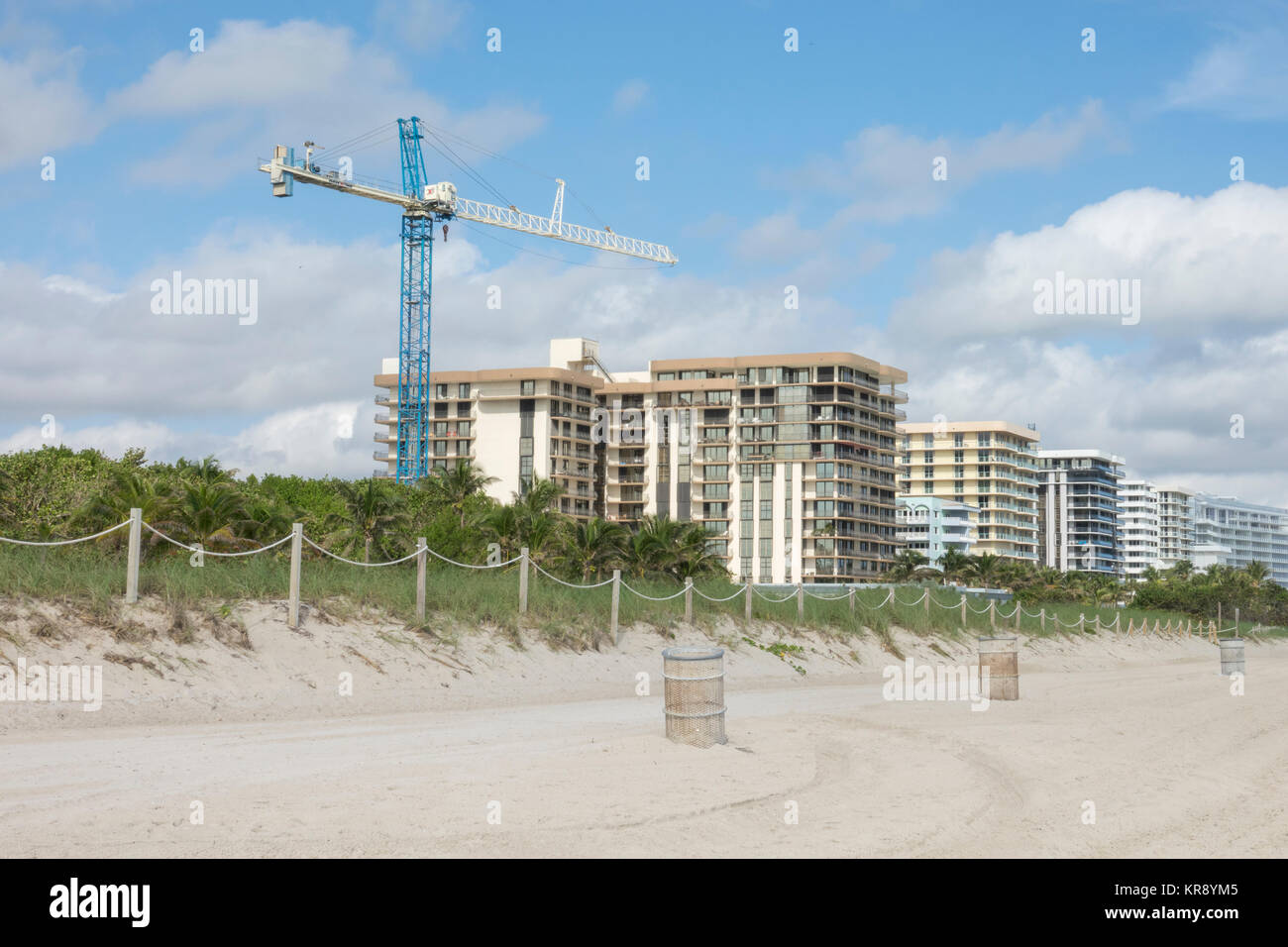 Gru a braccio e altissimi edifici a North Miami Beach, Florida Foto Stock