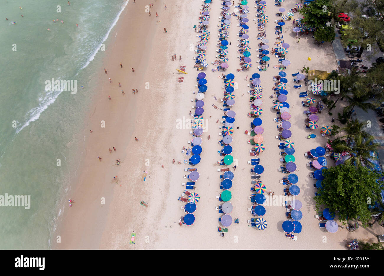 Vista aerea della spiaggia sabbiosa con turisti nuotare nel bellissimo mare acqua, Patong beach sud della Thailandia Foto Stock