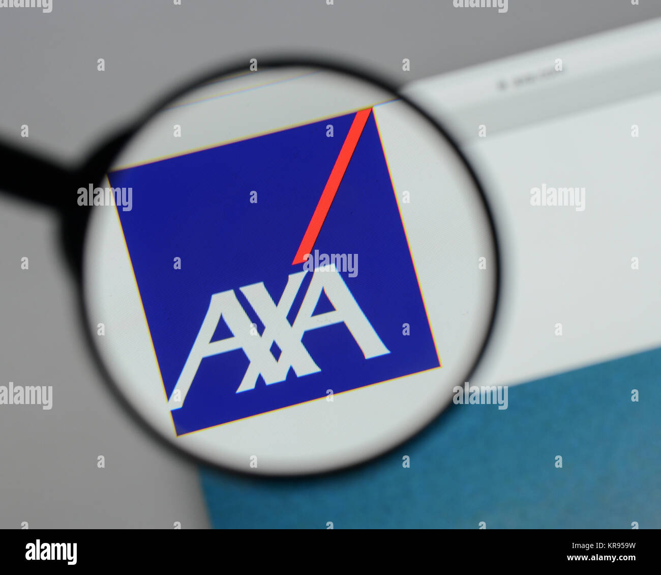 Milano, Italia - 10 agosto 2017: AXA logo sulla homepage del sito web. Foto Stock