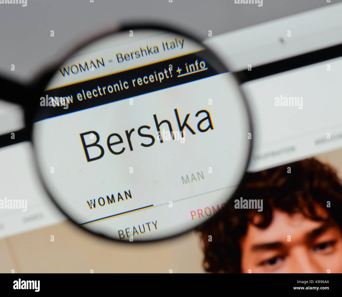 Milano, Italia - 10 agosto 2017: Bershka logo sulla homepage del sito web  Foto stock - Alamy