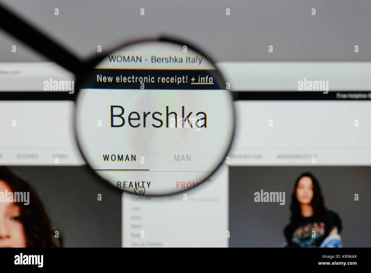 Milano, Italia - 10 agosto 2017: Bershka logo sulla homepage del sito web  Foto stock - Alamy