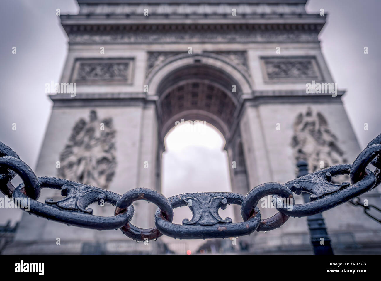 Maglie di catena e l'Arc de Triomphe in background Foto stock - Alamy