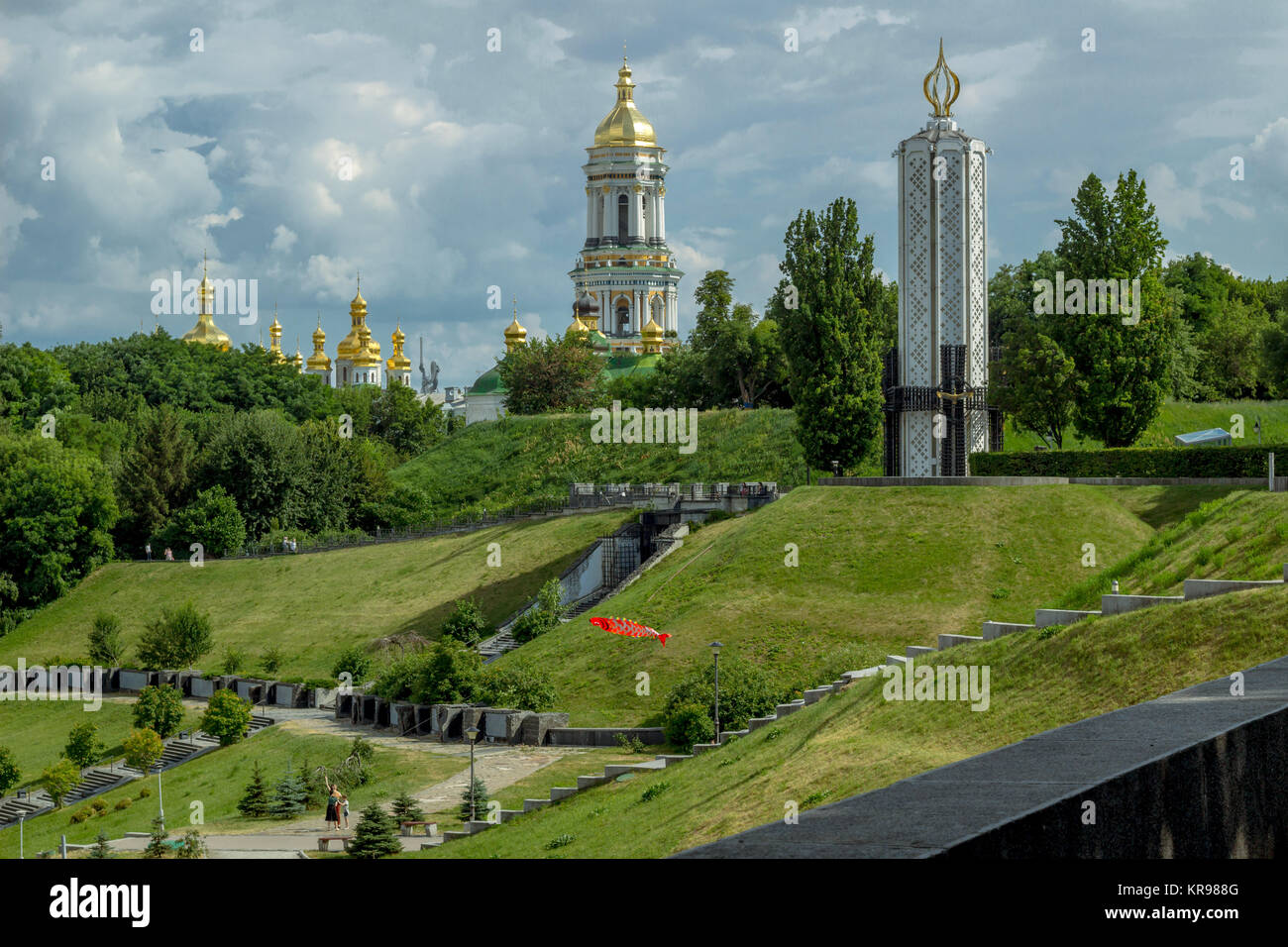 Gloria parco sulle verdi colline con Memorial e il monastero Foto Stock