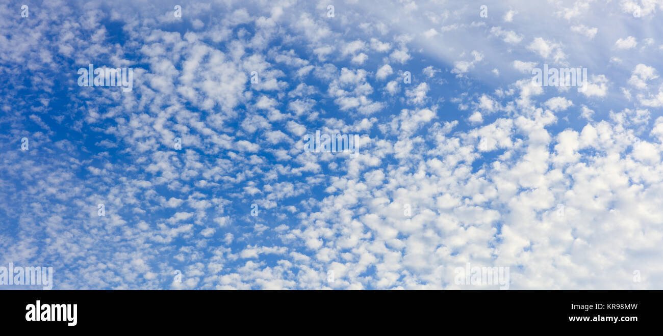 Cielo blu con il bianco nubi sparse sullo sfondo. Foto Stock